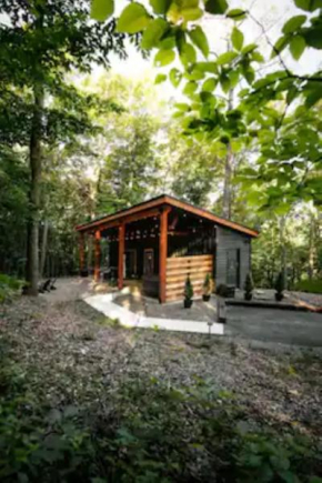 The Hillside Retreat - Cozy container home with Hot tub and Fire pit
